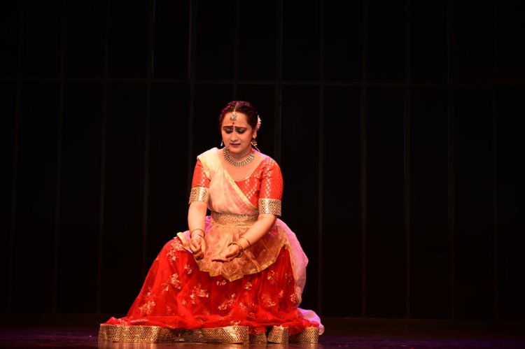 दर्शकों को मंत्रमुग्ध कर दिया असावरी पवार ने अपनी पारंपरिक कथक नृत्य प्रस्तुत से
