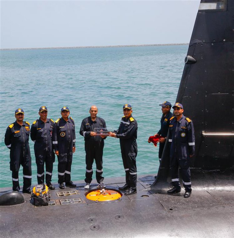 रक्षामंत्री राजनाथ सिंह ने कारवाड़ में स्टेल्थ सबमरीन ‘आईएनएस खंडेरी’ में समुद्री यात्रा की