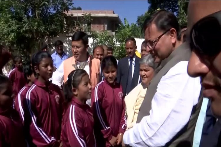 उत्तराखंड के मुख्यमंत्री धामी ने अनाथ बच्चों के साथ मनाई दीवाली