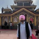 पूर्व क्रिकेटर नवजोत सिंह सिद्धू पहुंचे माँ सुरखंडा के दरबार लिया मां सुरकंडा का आशीर्वाद